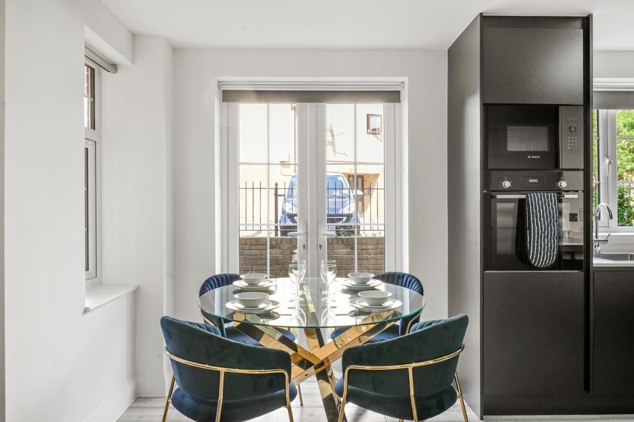 Drake House Apt 3 In Staines - Free Parking - Heathrow - Thorpe Park 外观 照片