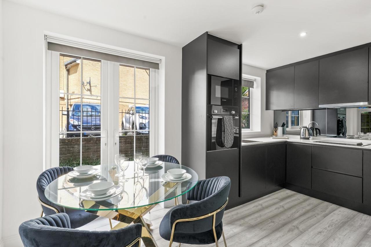 Drake House Apt 3 In Staines - Free Parking - Heathrow - Thorpe Park 外观 照片